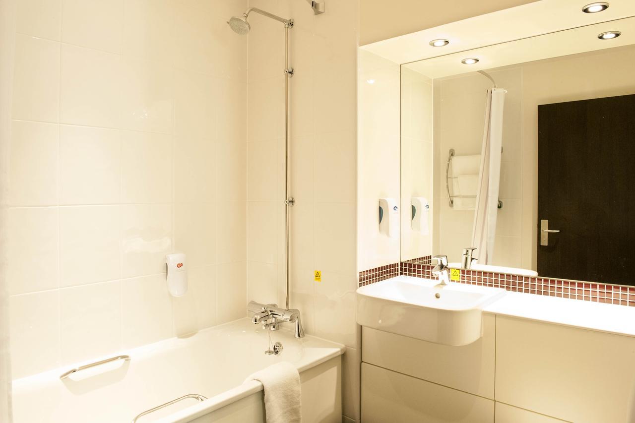 Premier Inn Glasgow Pacific Quay חדר תמונה